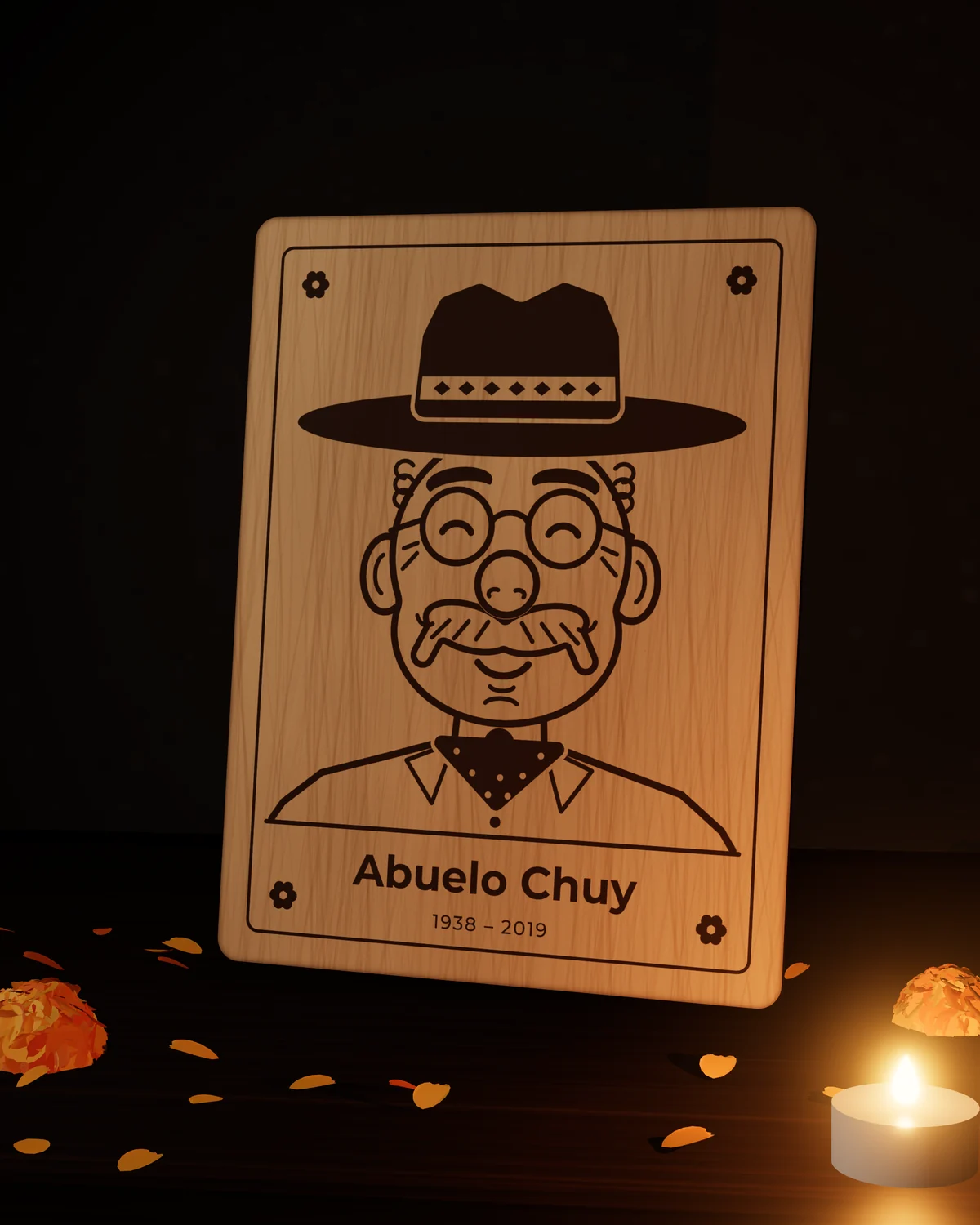 Tabla de triplay con la caricatura grabada de un abuelito de sombrero, lentes y bigote; abajo dice Abuelo Chuy, 1938 – 2019.